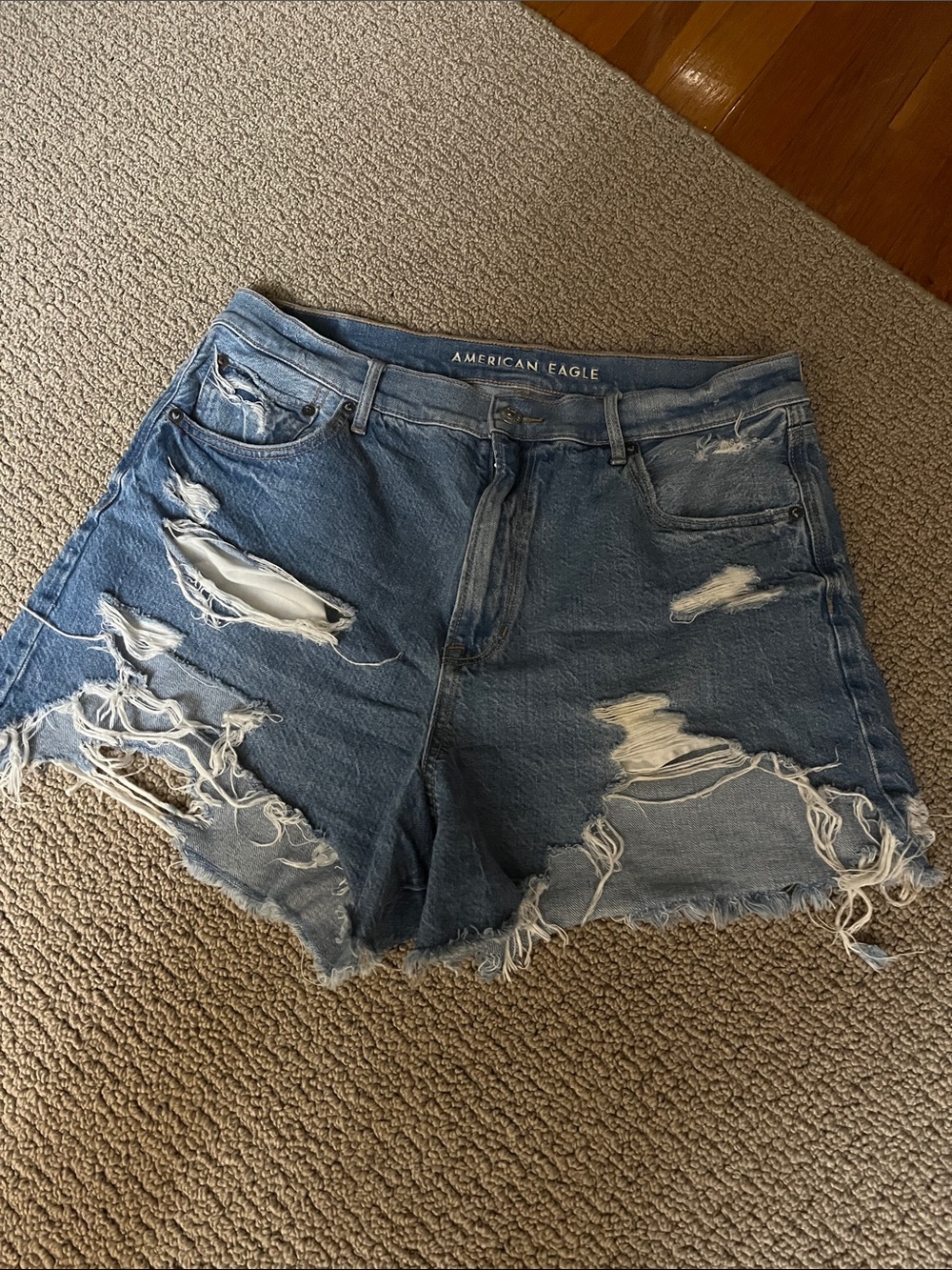 American Eagle Outfitters Distressed High-Rise 90’s boyfriend Denim Shorts